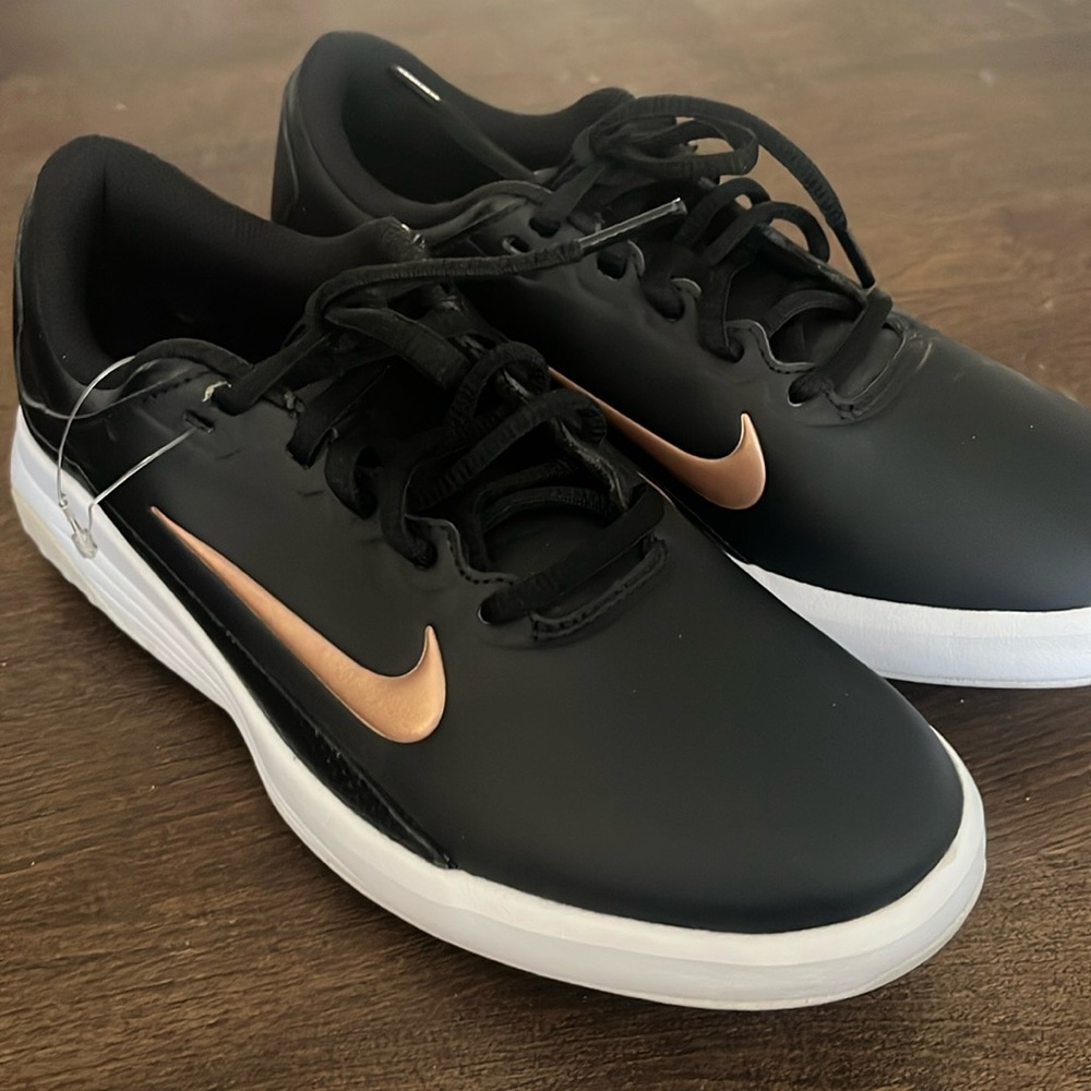NWOT Women’s Nike Golf shoes